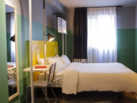 Room00 Valencia Hostel Hotels near Silk Exchange