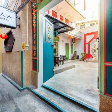 Ama Hostel Bangkok Отели рядом с достопримечательностью «Школа Суан Кураб»