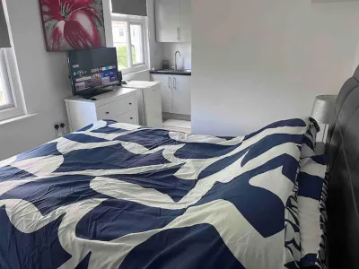 Remarkable Cozy 1-Bed Studio in Romford London Uk Hotels in Abridge