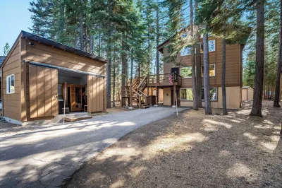 Homewood by AvantStay Amazing Family Cabin w Hot Tub & Sauna Hotel dekat Alpine Meadows Ski Resort