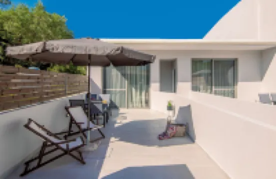 Bella Vacanza Studios - 450m from the Beach, by ZanteWize