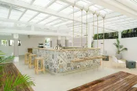 Tropical Attitude, - bar
