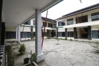 RedDoorz Plus near Kualanamu Airport Hotel dekat Desa Aras Kabu