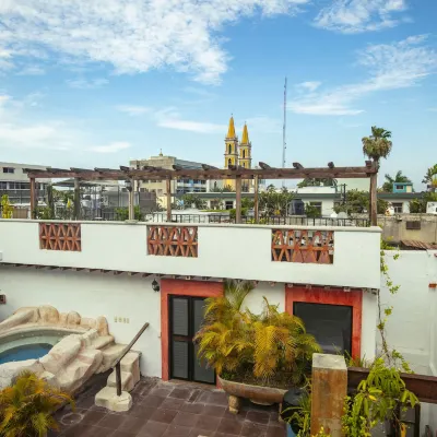 Villa Serena Centro Historico Hotel dekat Mercusuar Mazatlan