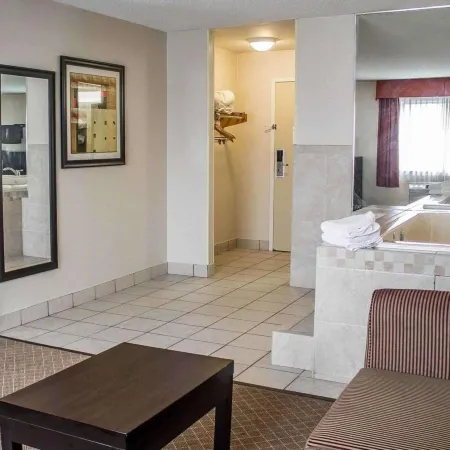 Howard Johnson by Wyndham Columbus State Fairgrounds I-71