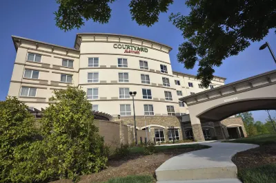 Courtyard Asheville Airport Hotel dekat Lake Powhatan Recreation Area & Campground