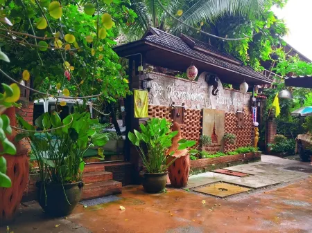 De Wiang Kum Kam Отели рядом с достопримечательностью «Wat Saraphi»