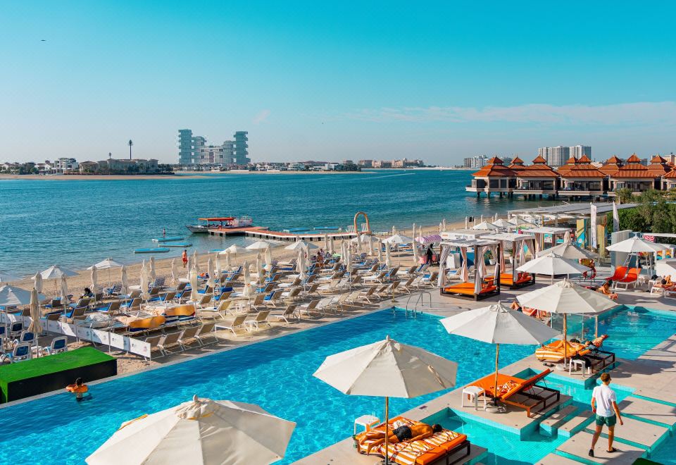 로얄 센트럴 호텔 더 팜의 야외 수영장