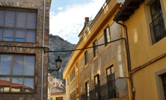 Tres Puentes Anguiano Apartamentos y Hostal