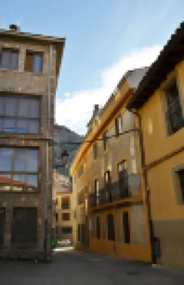 Tres Puentes Anguiano Apartamentos y Hostal โรงแรมใน