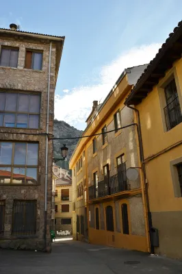 Tres Puentes Anguiano Apartamentos y Hostal のホテル