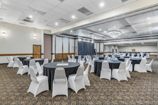 Seaport Inn & Suites