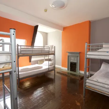 Albatross Hostel Hotels near Quayside