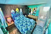 Canalfront, tiki bar, dock, boatramp, pool, hot tub, kayaks, paddleboards & more