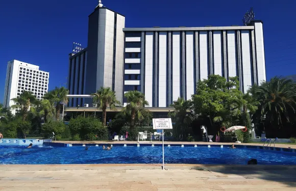 比於克薩魯酒店