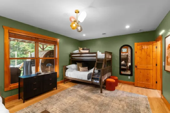 Luxury Chalet, Firepit, Sauna, Pet Friendly, 5 mins to Windham Mtn resort