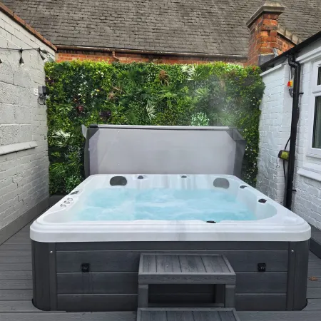 Centre Apartment - Sleeps 2 & Roof Top Hot Tub