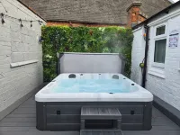 Derby City Centre Apartment with Roof Top Hot Tub Hotels in 