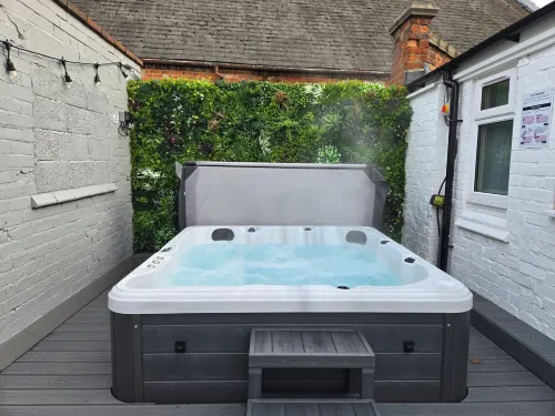Centre Apartment - Sleeps 2 & Roof Top Hot Tub - Boutique
