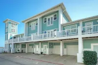 Stylish Condo w/ Pool & Spa Access, Wak to Beach Beach Breeze by Avantstay Hotels near University of Texas, Marine Science Institute