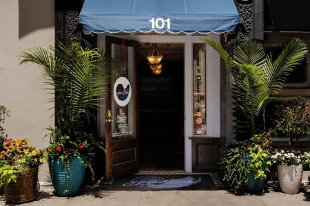 Planters Inn on Reynolds Square Отели в г. Саванна