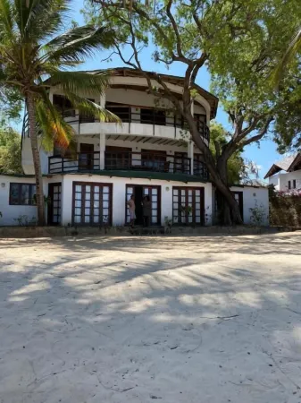 Silver Rock Hotel & Beachfront Apartments Отели в г. Малинди