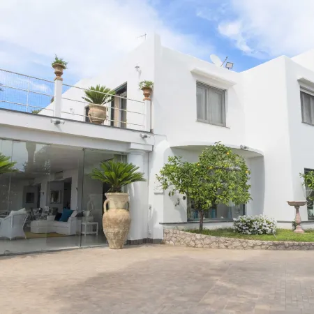 Villa Con Piscina Con 8 Camere Matrimoniali ad Anacapri, by la Canostra Capri