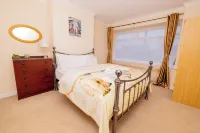 3 Bed - Sleeps 4 - Free Parking - Private Garden Hotels in Wellingborough