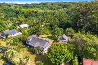 Breathtaking Anini home with guesthouse & steps away from beach