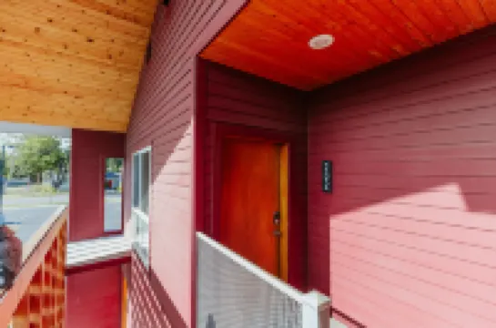 Stylish Suite with Full Kitchen and Scenic Access - Modern Haven