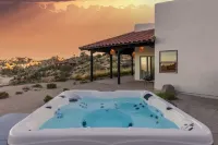 Luxurious Desert Retreat - Boulders, Hot Tub, Views Hotels in Pioneertown