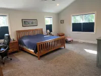 Short Walk to the Big House, Modern Spacious 3 BR + Basement Suite, 3.5 baths