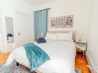 Spacious 3BDR near Harvard/5-Min Walk to Train - Davis Sq / Free Parking! Hotels in Somerville