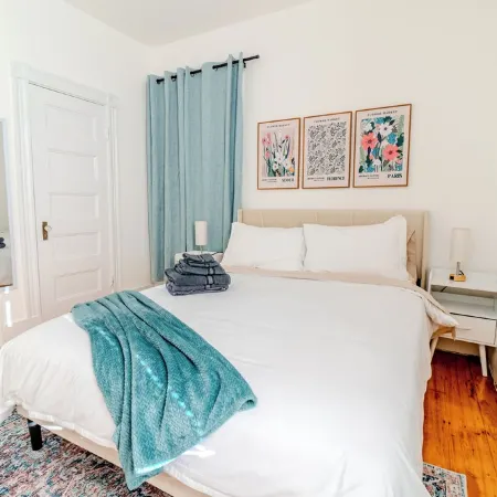 Spacious 3BDR near Harvard/5-Min Walk to Train - Davis Sq / Free Parking!