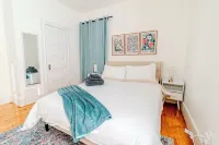 Spacious 3BDR near Harvard/5-Min Walk to Train - Davis Sq / Free Parking! Hotels in Somerville