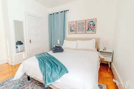 Spacious 3BDR near Harvard/5-Min Walk to Train - Davis Sq / Free Parking! Отели рядом с достопримечательностью «Ассембли Роу»