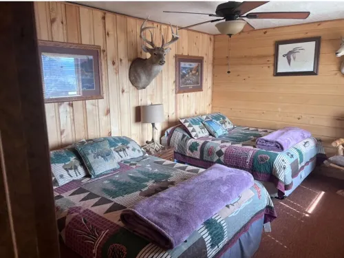 Rustic 7-BDRM and 3-bath lodge in a gated community in Los Ojos with WiFi access