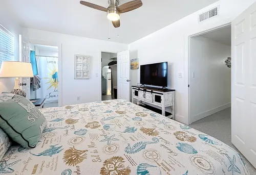 Waterfront Condo - 2Br/2BA, Walk to Beach, Pool, Wifi & Dolphin Sightings