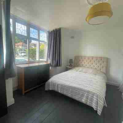 Immaculate 2-Bed House in Potters Bar Rooms