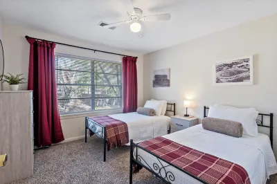 Century Oaks Trio - Easy walk to campus from from your Historic District getaway Hotels near Wolf Pen Creek Park