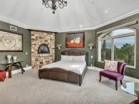 Castle on a hill, breathtaking views, surrounded with pools, trees, and lawn Hotels in Ramona