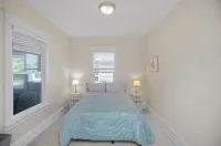 Blue Bungalow with 2 bedrooms, WiFi, AC in peaceful South Bend Hotels near Gwen Stiver Park