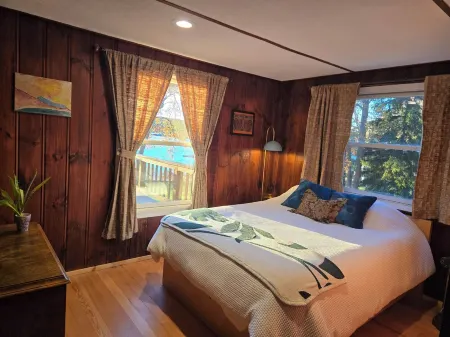 Charming 2-bedroom cabin with a stunning view Отели в г. Вернон Тауншип