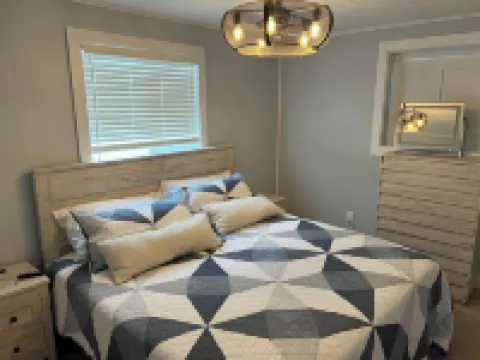 Adorable 2-bedroom home, 2 min walk to lake, restaurants, shops.Near SB Dunes