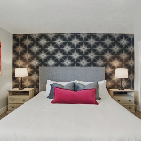 1 min from Lindon Temple- Hot tub, Sleeps 16, Xbox, Poker, 6 Bed