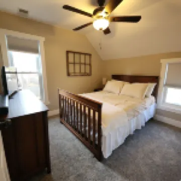 Four bedroom home walking distance to Historical Downtown Lapeer,