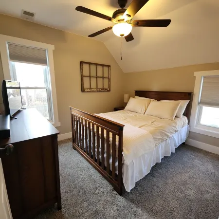 Four bedroom home walking distance to Historical Downtown Lapeer, Отели в г. Lapeer County