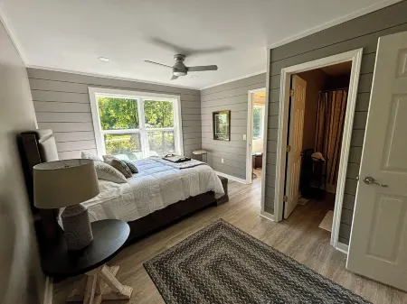 Spacious, Light Filled Apt. - Nestled along the Tuckasegee River, 2 Mi. from WCU Отели в г. Каллоухе