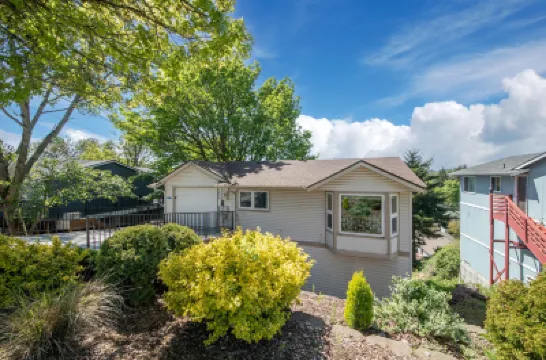 High Point Guesthouse - Next to Seattle Chinese Garden Hotels near King County (Boeing Field) International Airport