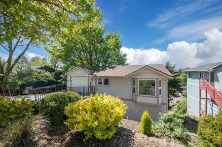 High Point Guesthouse - Next to Seattle Chinese Garden Отели рядом с достопримечательностью «Алки Пойнт Лайтхаус»